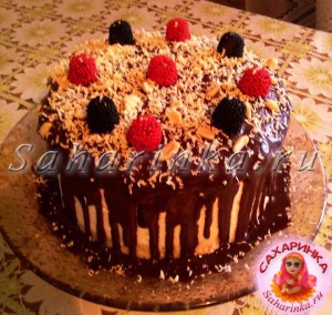 шоколадный торт с ягодами